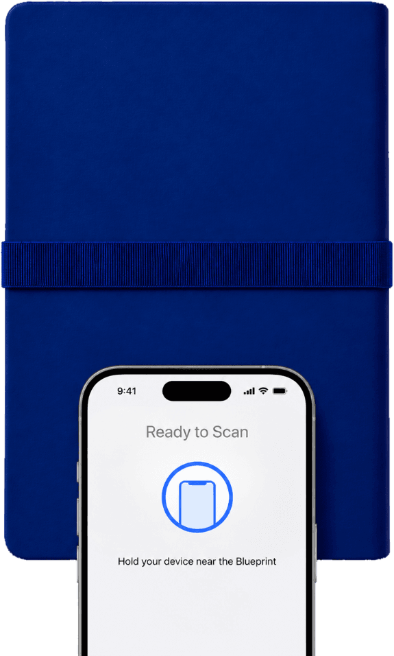 Blueprint fechada com um iPhone encostado nela, registrando a edição por aproximação