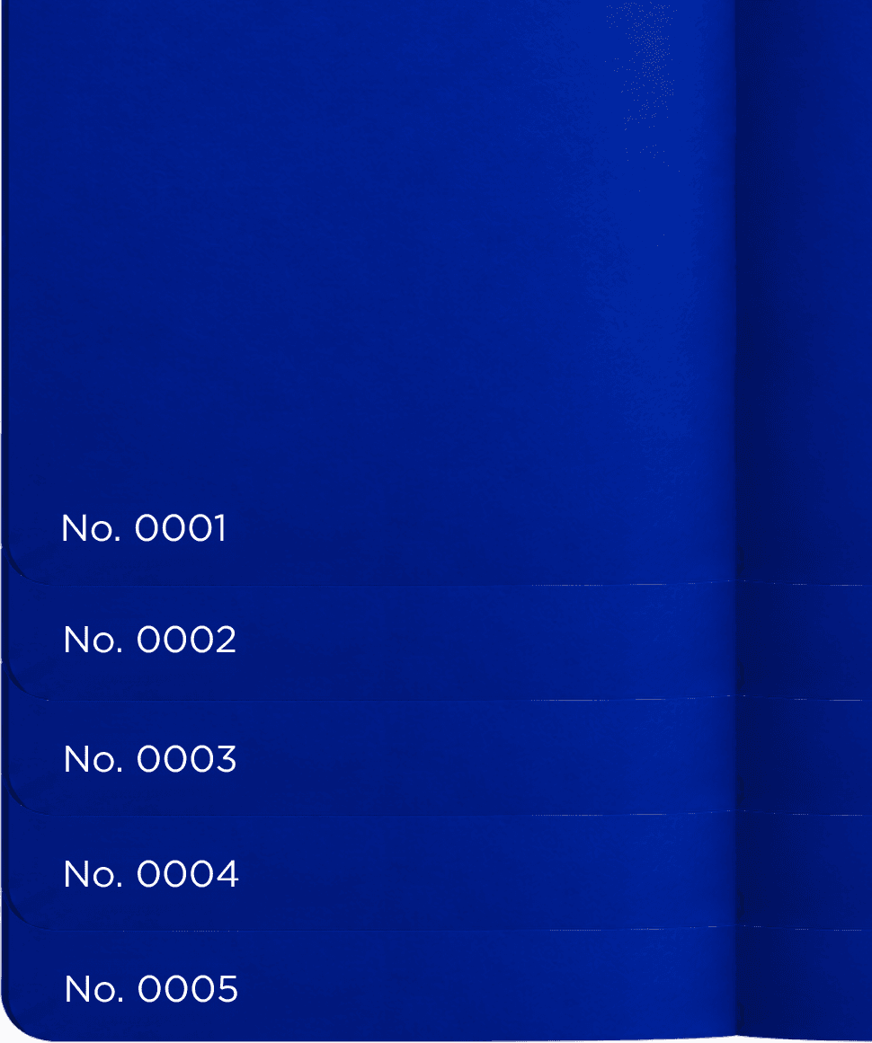 Pilha de cadernos Blueprint numerados de No. 0001 a No. 0005 sobre uma planta técnica azul